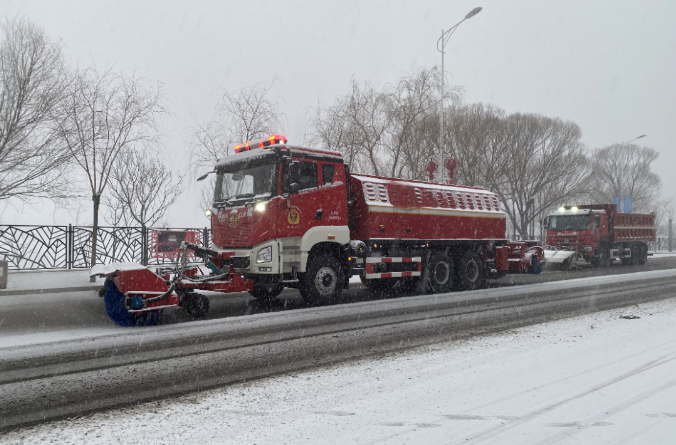 尊龙凯时环境除冰雪装备全力投入破冰作业，助力北京道路交通安全